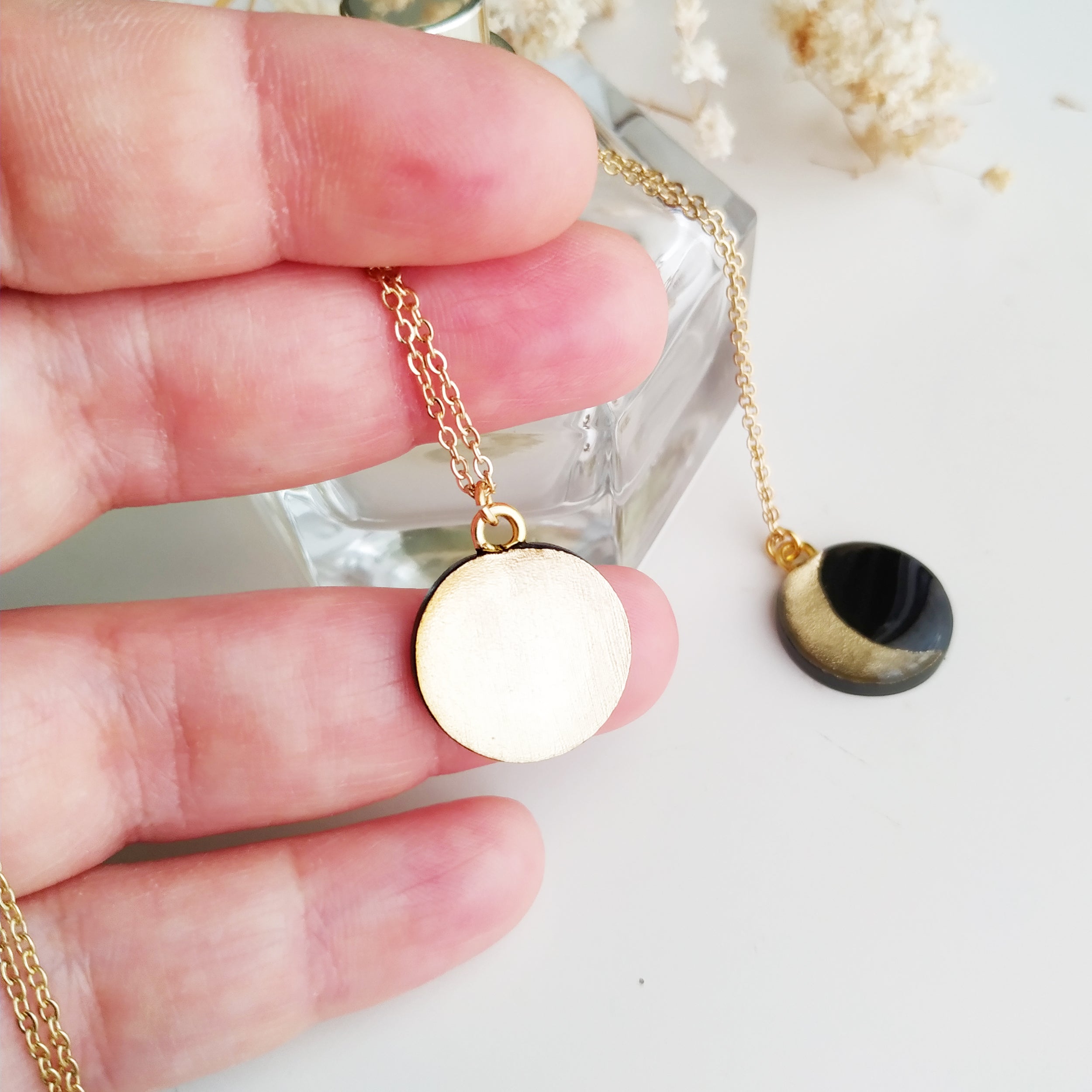 Collana in acciaio con pendente Luna Minimal con Foglia Oro