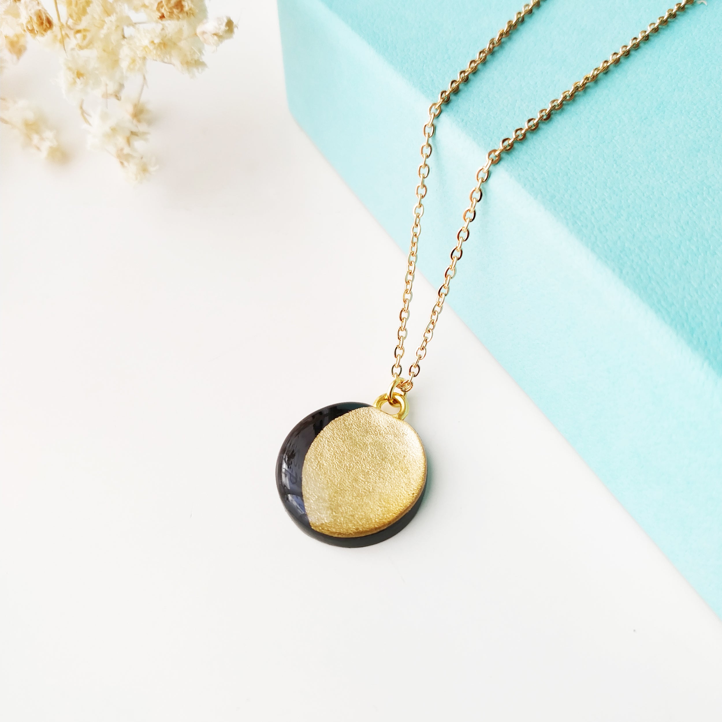 Collana in acciaio con pendente Luna Minimal con Foglia Oro