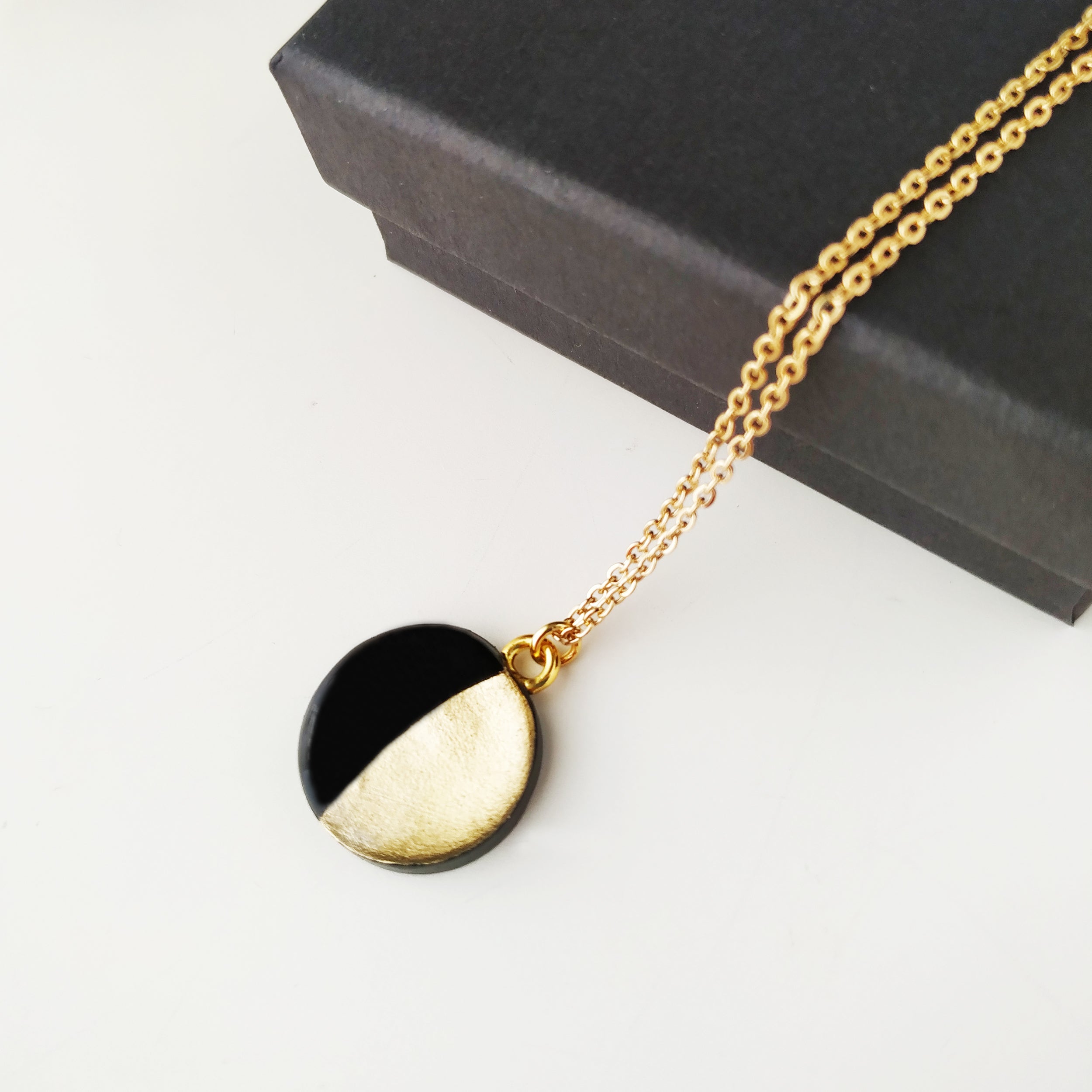 Collana in acciaio con pendente Luna Minimal con Foglia Oro