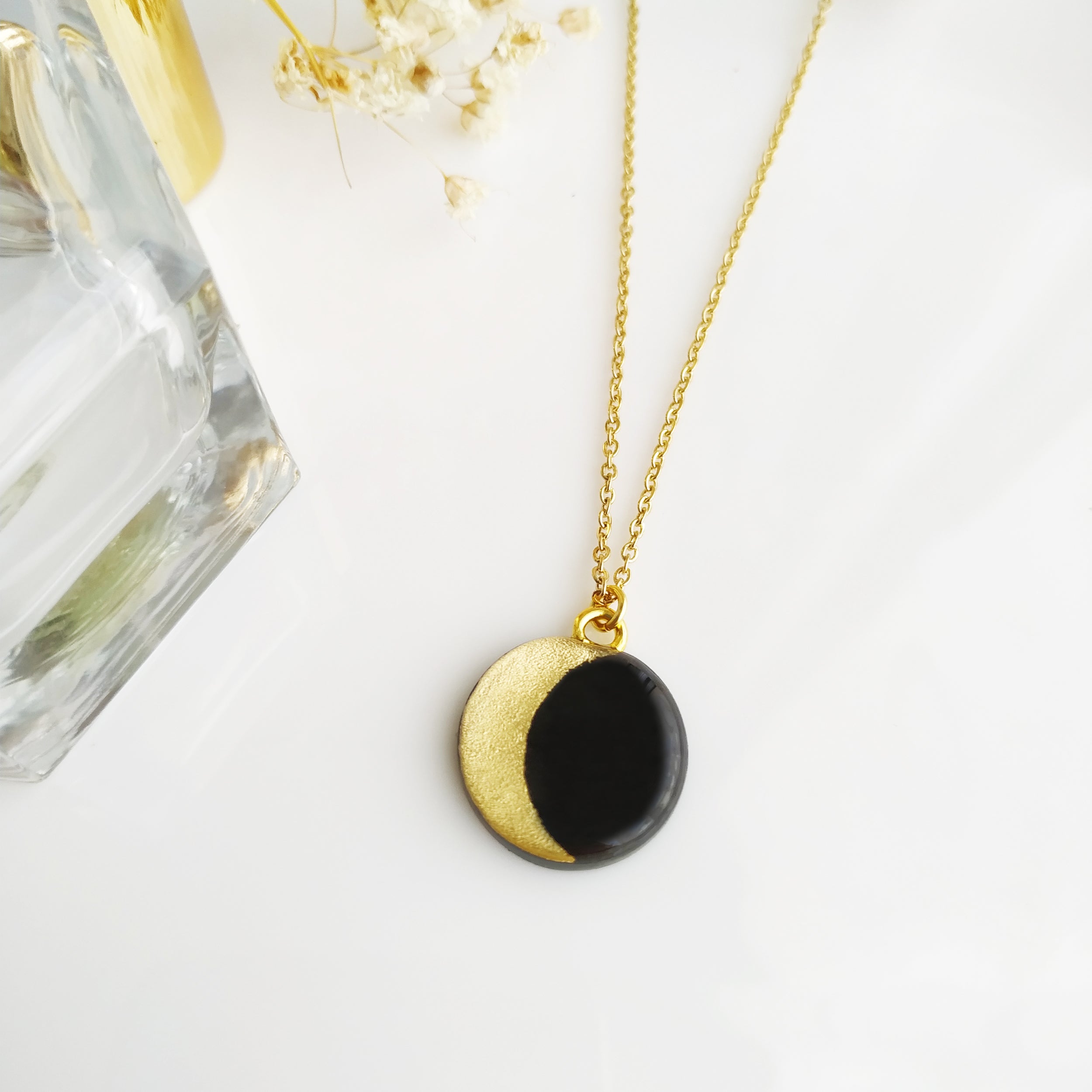 Collana in acciaio con pendente Luna Minimal con Foglia Oro