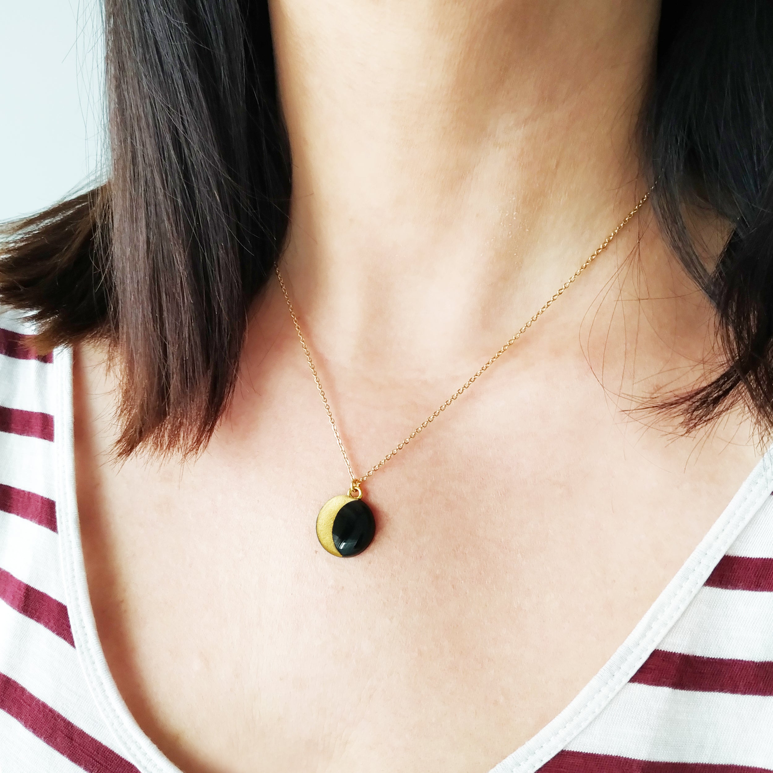 Collana in acciaio con pendente Luna Minimal con Foglia Oro