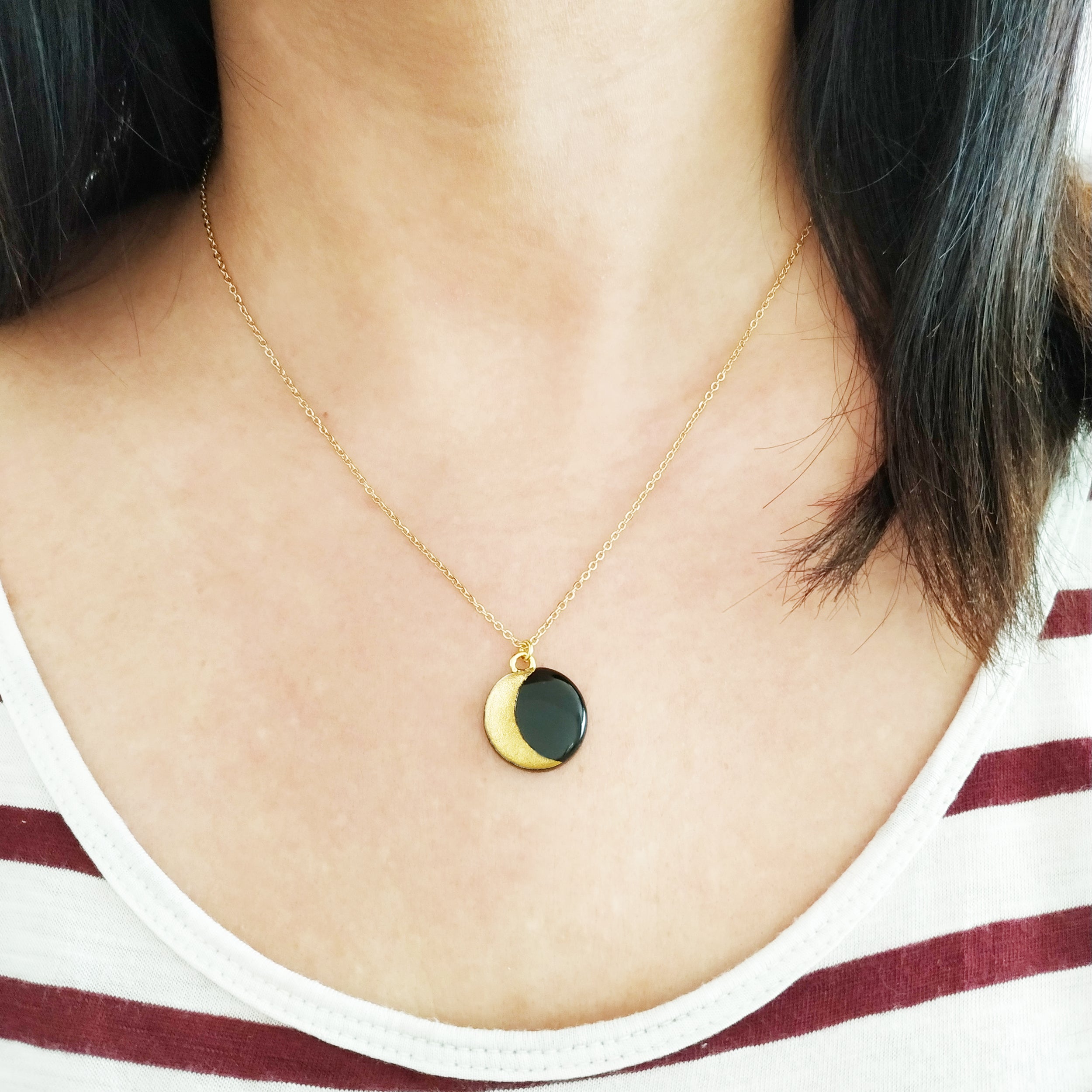 Collana in acciaio con pendente Luna Minimal con Foglia Oro