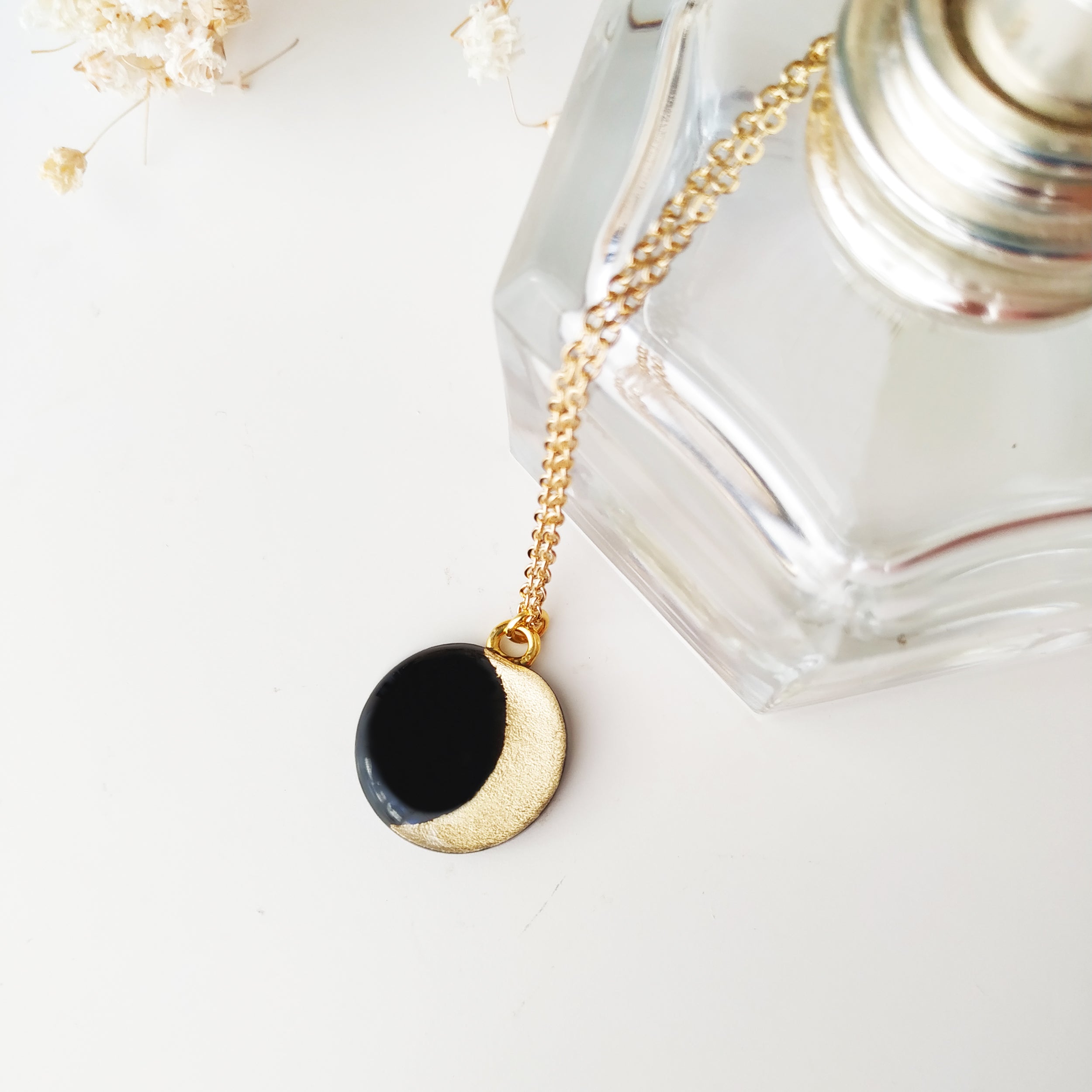 Collana in acciaio con pendente Luna Minimal con Foglia Oro