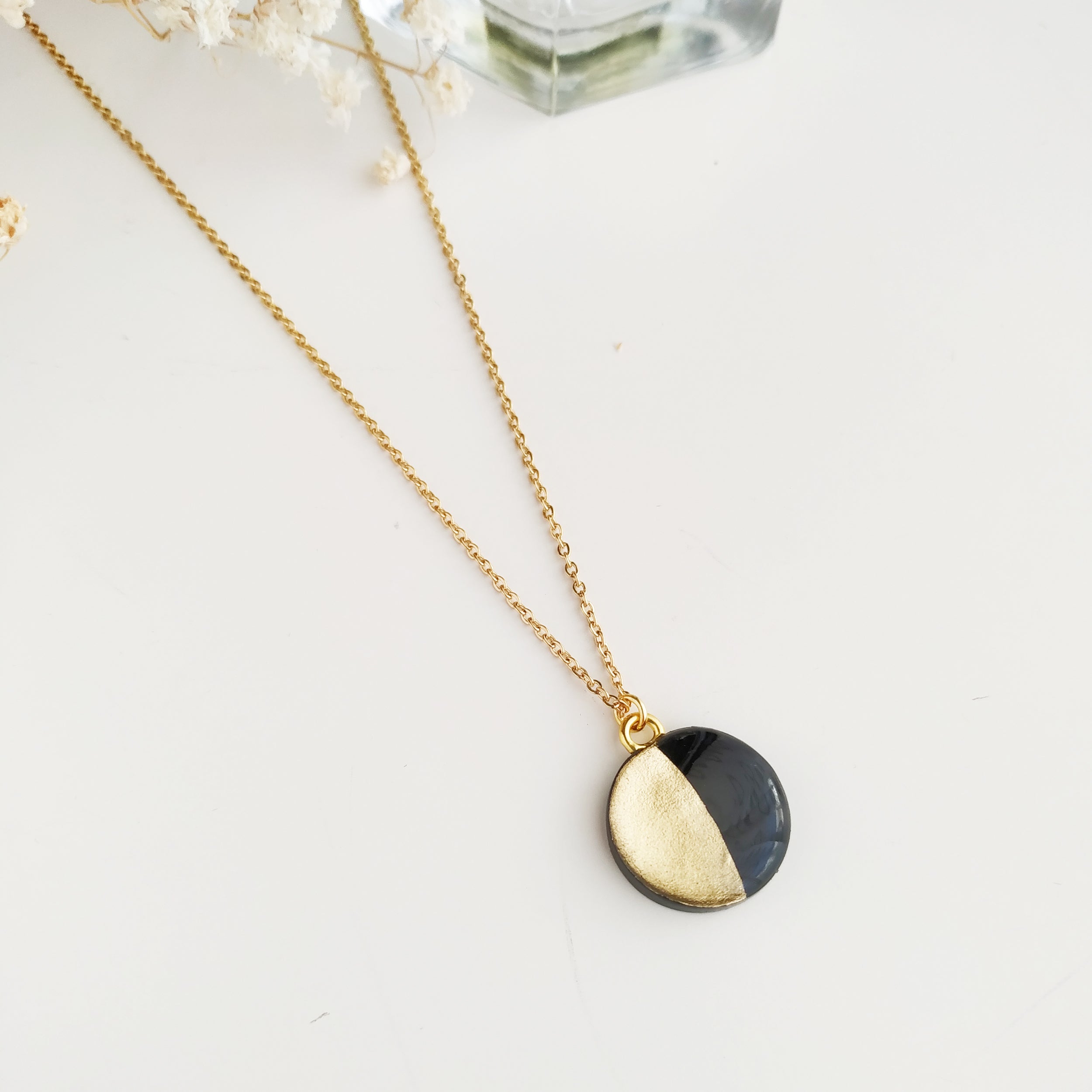 Collana in acciaio con pendente Luna Minimal con Foglia Oro